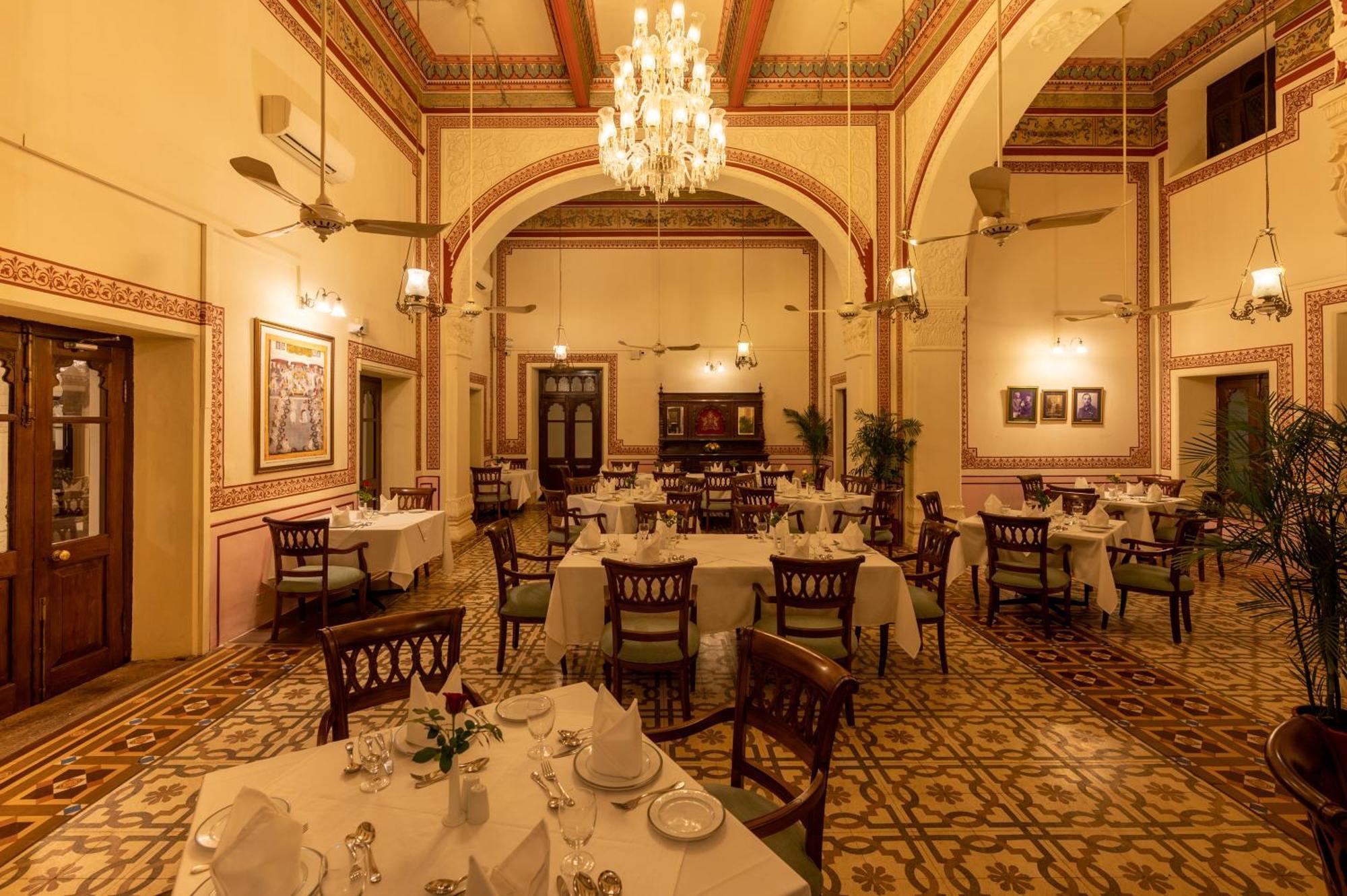 Umed Bhawan Palace, Kotah Esterno foto